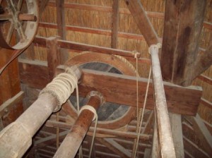 As voor windluiwerk (l) en as voor afschietwerk (r)