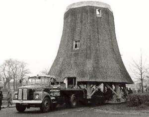 De molenromp wordt vervoerd over de weg Het vervoeren van de molenromp - foto collectie G.H. Varwijk