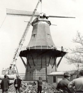Het steken van de roeden en het ophekken in 1975 Het steken van de roeden en het ophekken in 1975 - foto collectie G.H. Varwijk