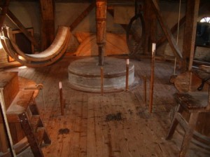 Kunststenen (r en l) en blauwe steen (midden)