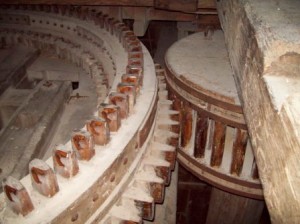 Spoorwiel met steen in werk