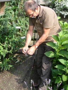 2.Henri haalt mus uit het net