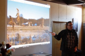 Maas bespreekt een foto